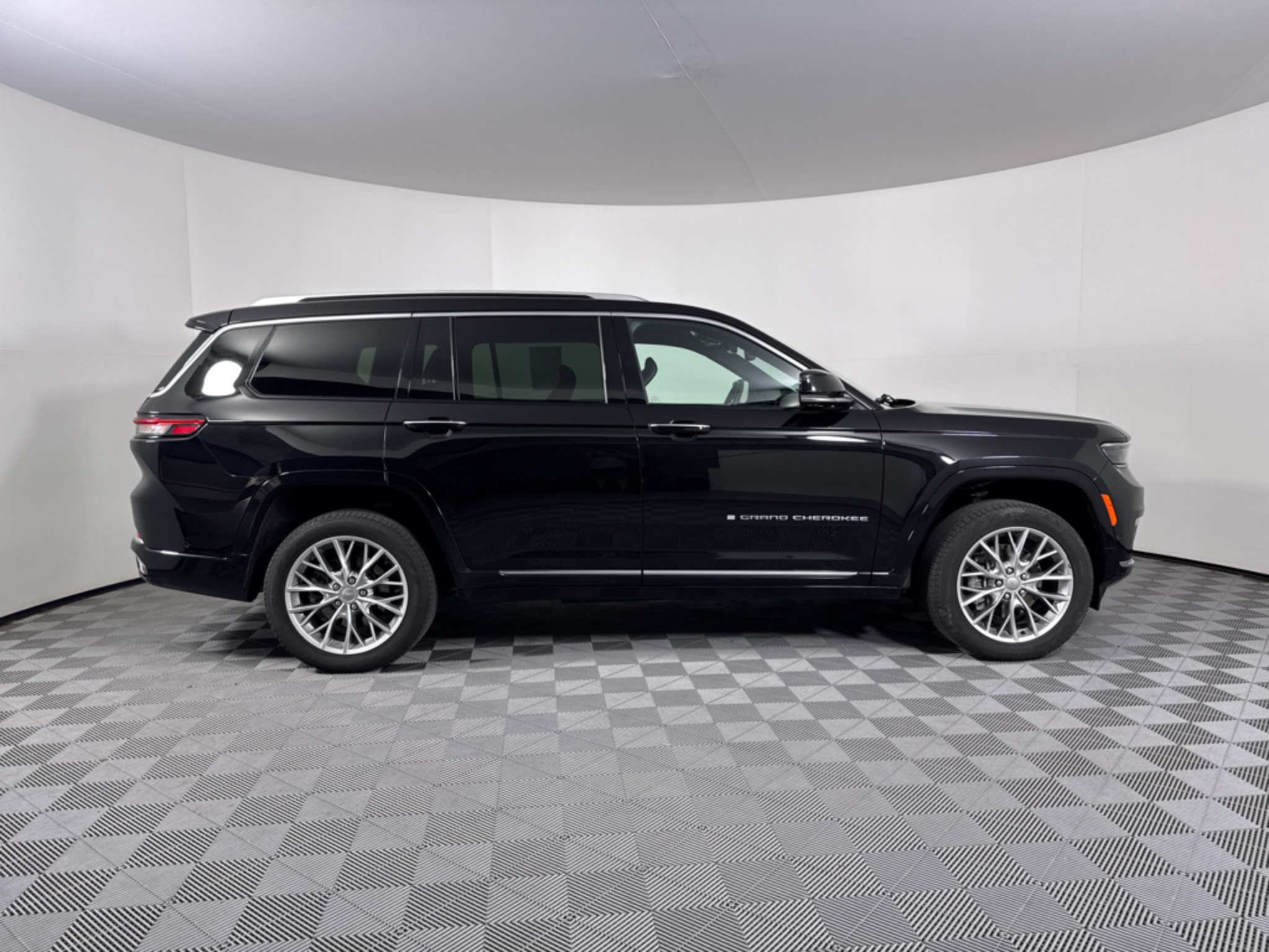 Used 2023 Diamond Black Crystal Pearlcoat Jeep Summit image 14