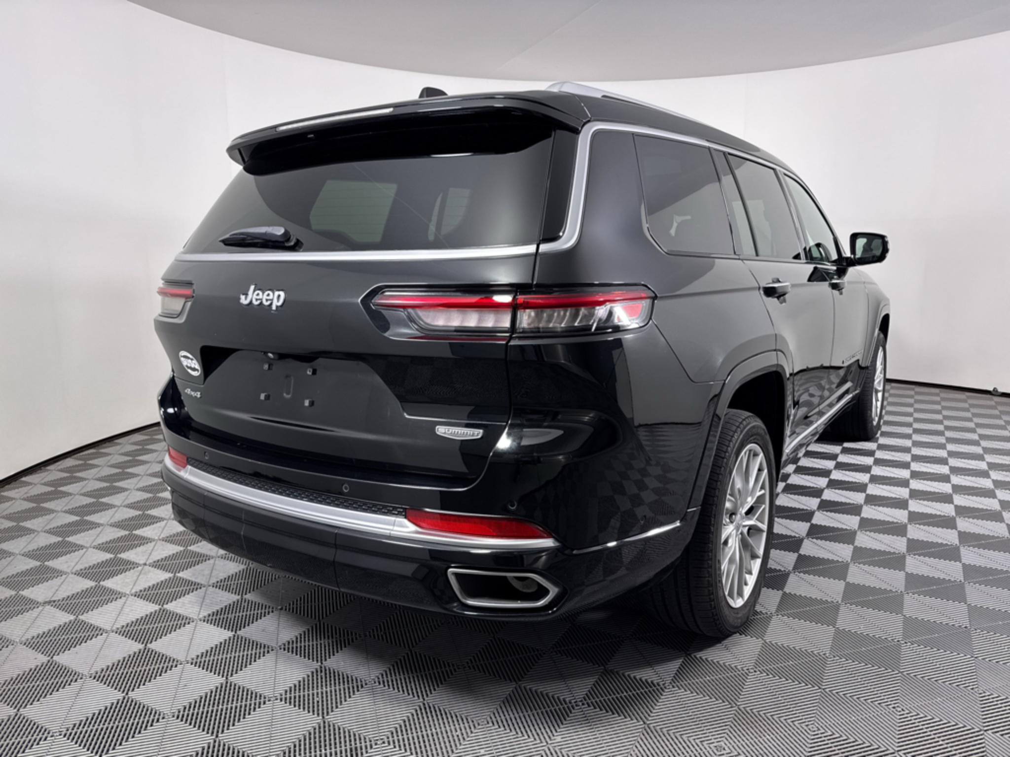 Used 2023 Diamond Black Crystal Pearlcoat Jeep Summit image 20