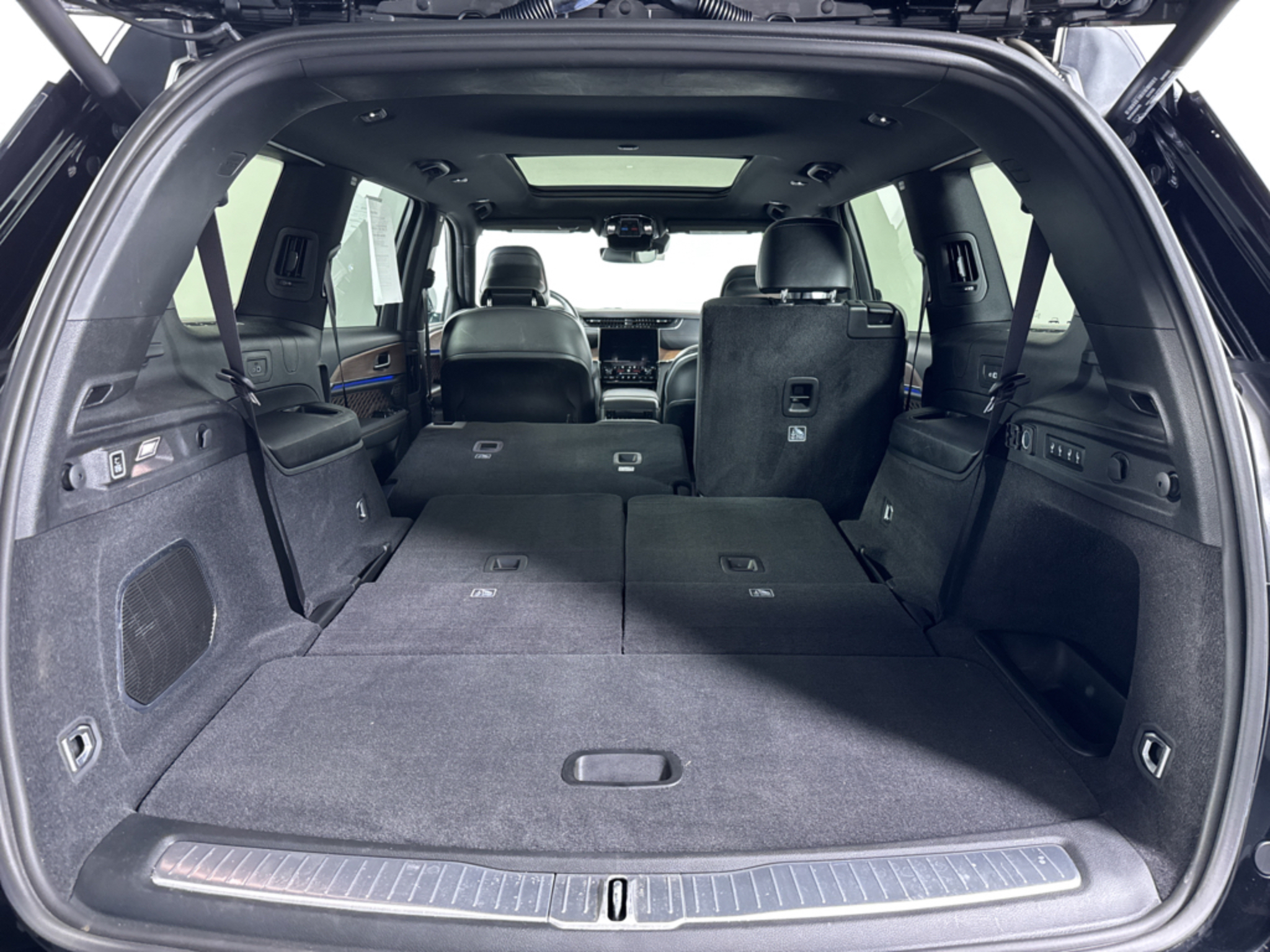 Used 2023 Diamond Black Crystal Pearlcoat Jeep Summit image 7