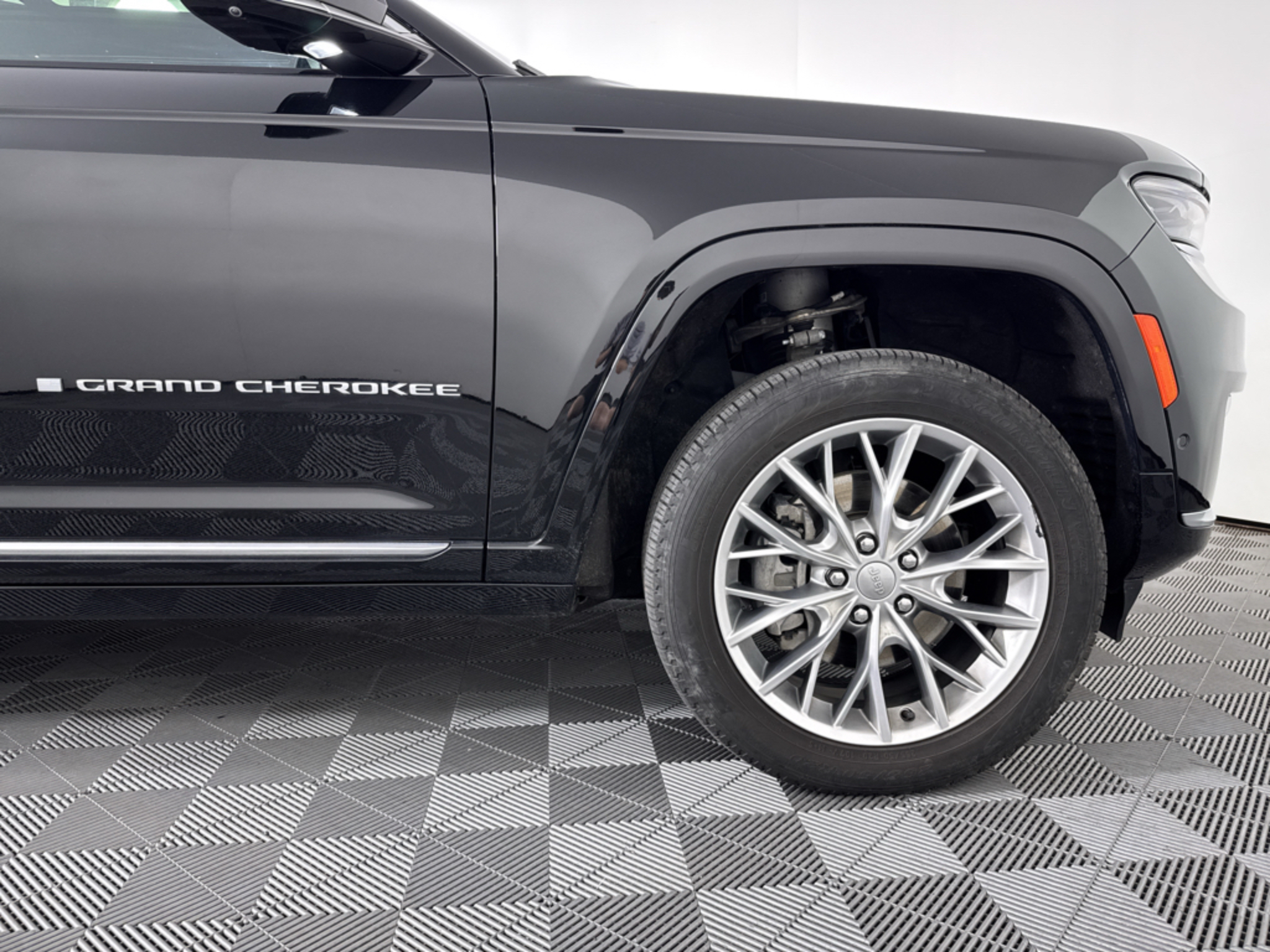 Used 2023 Diamond Black Crystal Pearlcoat Jeep Summit image 21