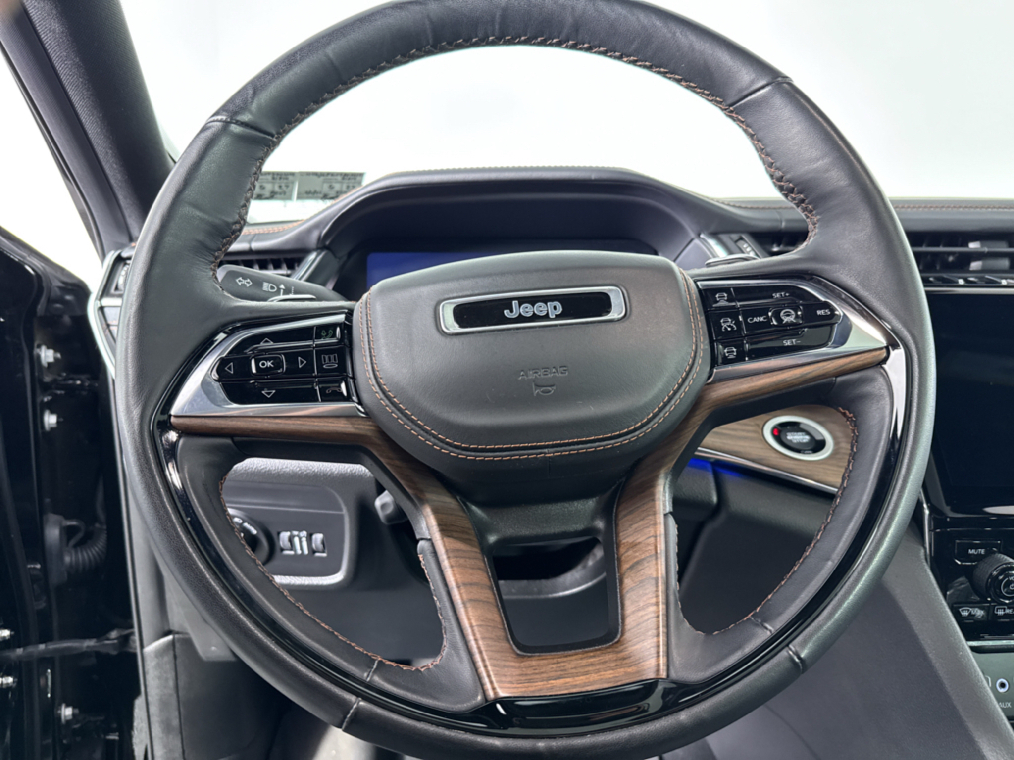 Used 2023 Diamond Black Crystal Pearlcoat Jeep Summit image 22