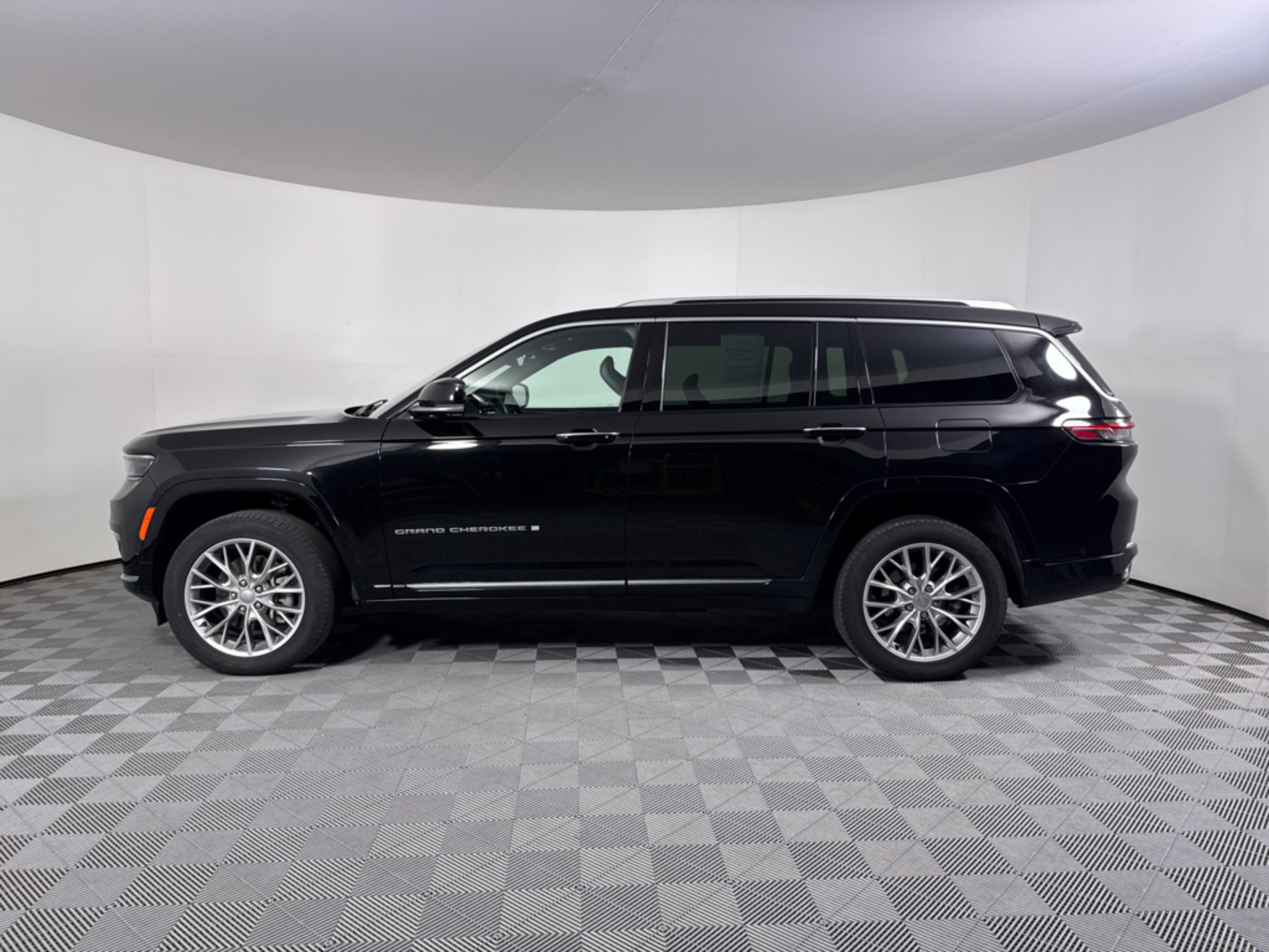 Used 2023 Diamond Black Crystal Pearlcoat Jeep Summit image 13