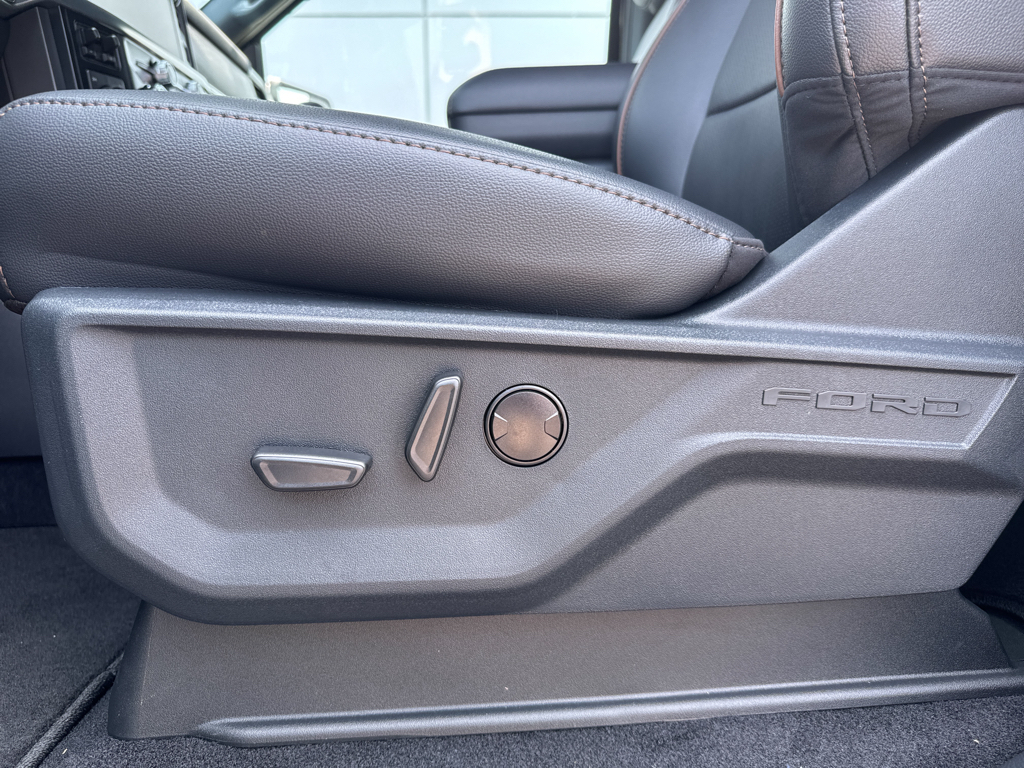 New 2025 Agate Black Metallic Ford Lariat image 29