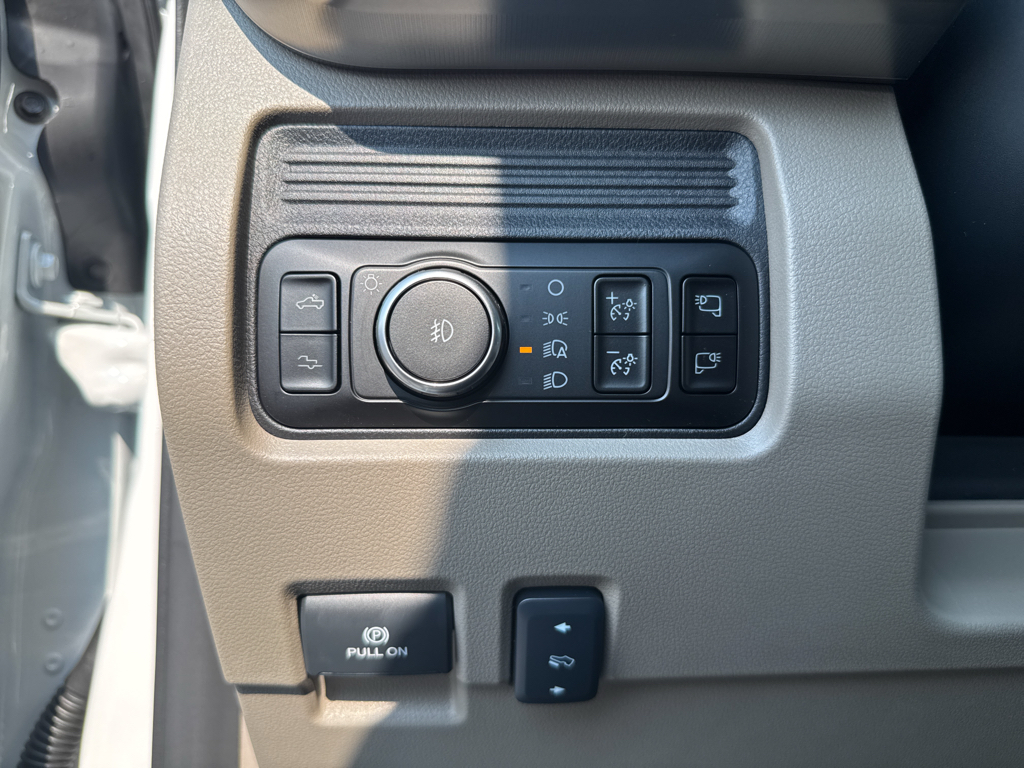 New 2025 Star White Metallic Tri-Coat Ford Platinum image 30