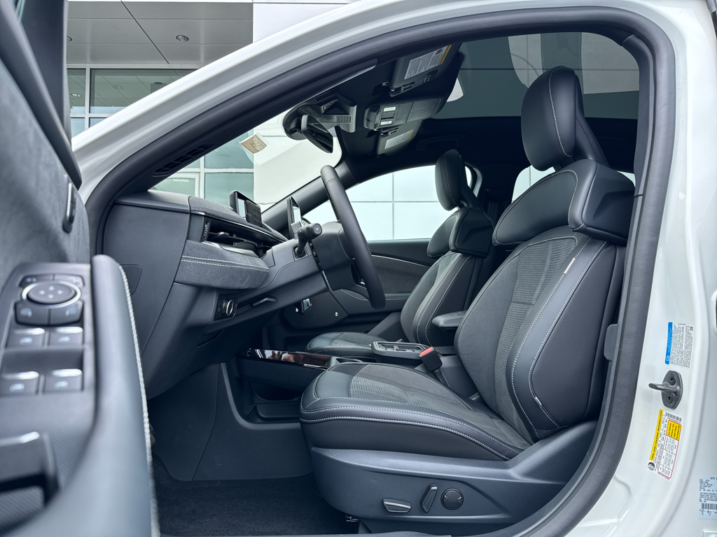 New 2025 Star White Metallic Tri-Coat Ford GT image 4