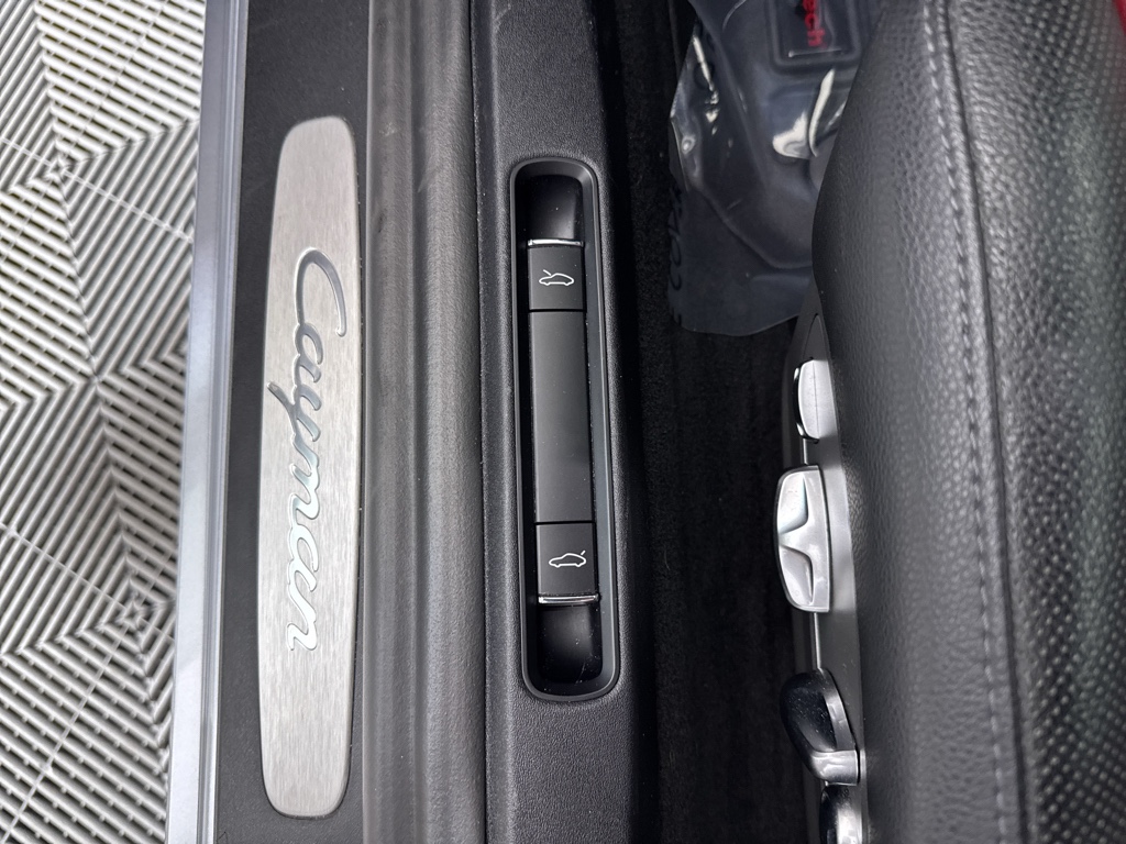 Used 2018 Rhodium Silver Metallic Porsche Base image 29