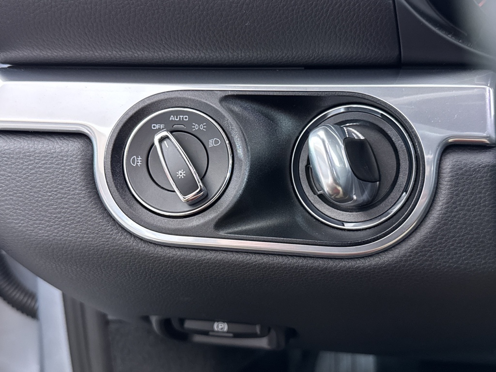 Used 2018 Rhodium Silver Metallic Porsche Base image 27