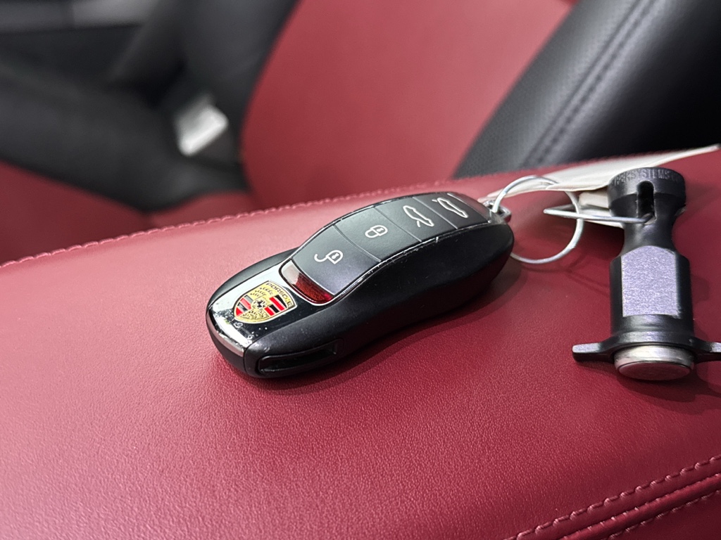 Used 2018 Rhodium Silver Metallic Porsche Base image 30