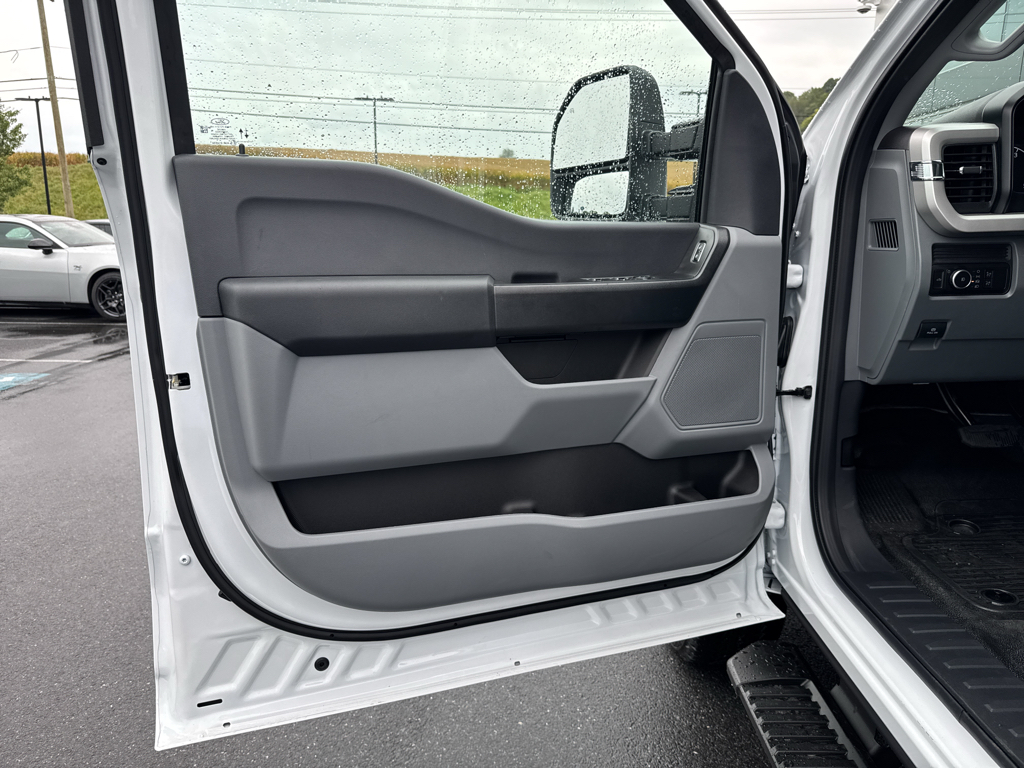 New 2026 Oxford White Ford XL image 25