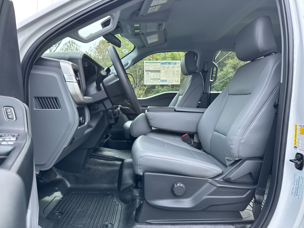 New 2026 Oxford White Ford XL image 4