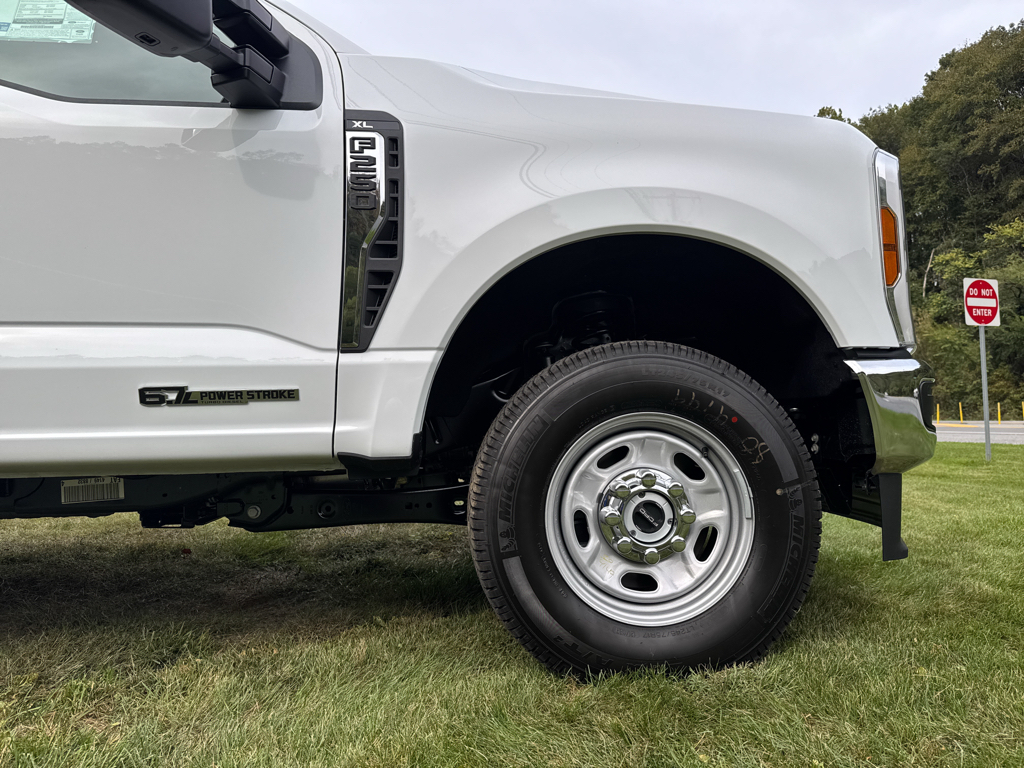 New 2026 Oxford White Ford XL image 18