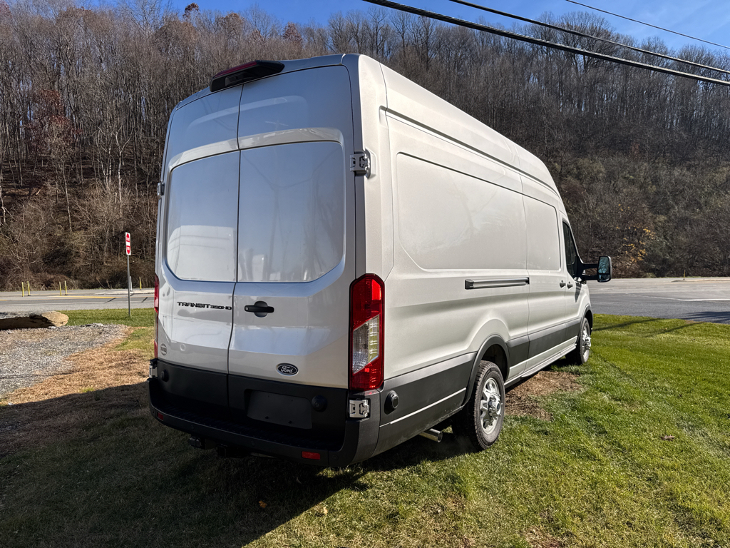 New 2026 Ingot Silver Metallic Ford Base w/9,950 lb. GVWR image 21