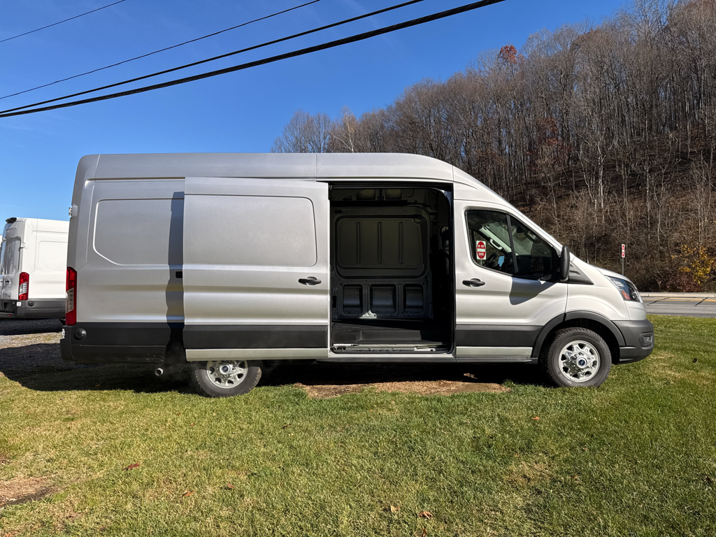 New 2026 Ingot Silver Metallic Ford Base w/9,950 lb. GVWR image 9