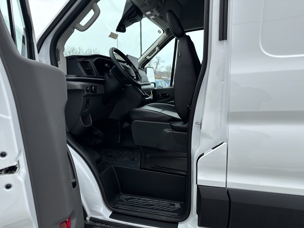 New 2026 Oxford White Ford Base w/9,950 lb. GVWR image 4