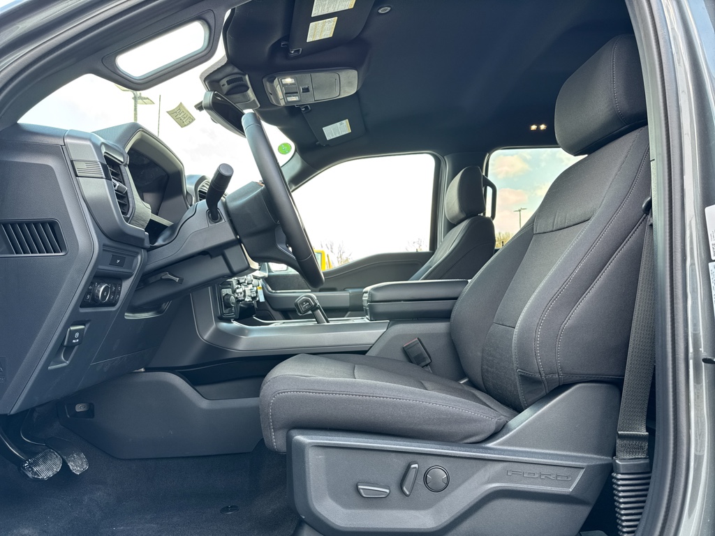 New 2026 Carbonized Gray Metallic Ford XLT image 4