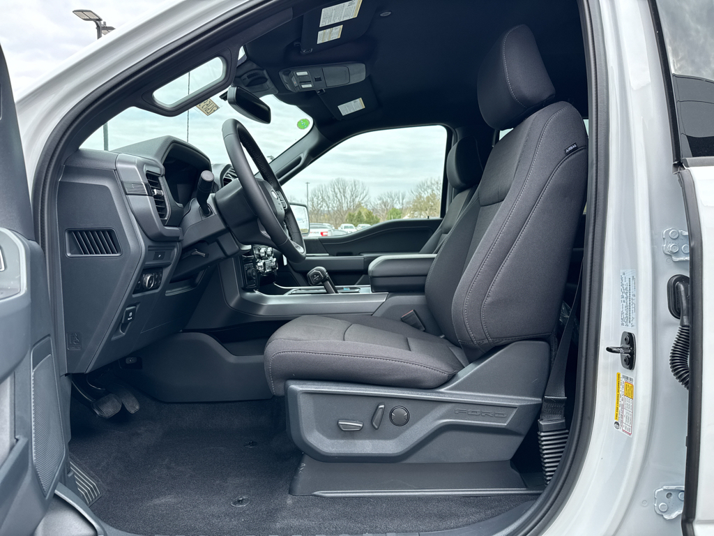 New 2026 Oxford White Ford XLT image 4