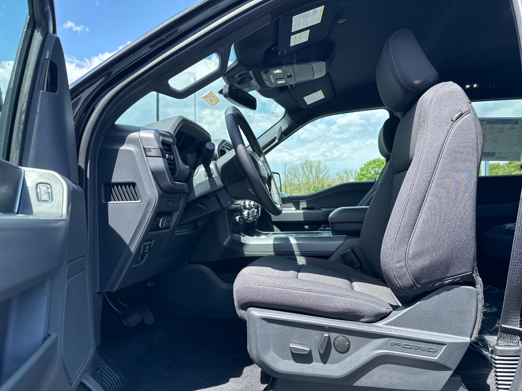 New 2026 Agate Black Metallic Ford XLT image 4