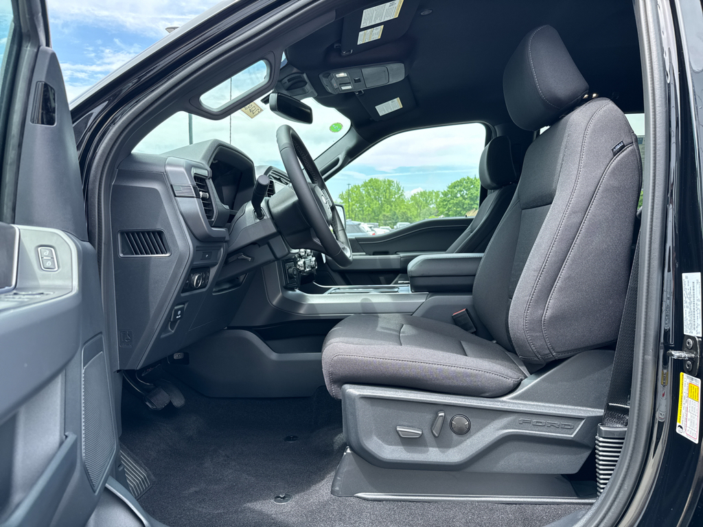 New 2026 Agate Black Metallic Ford XLT image 4