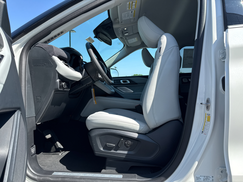 New 2026 Star White Metallic Ford Platinum image 4