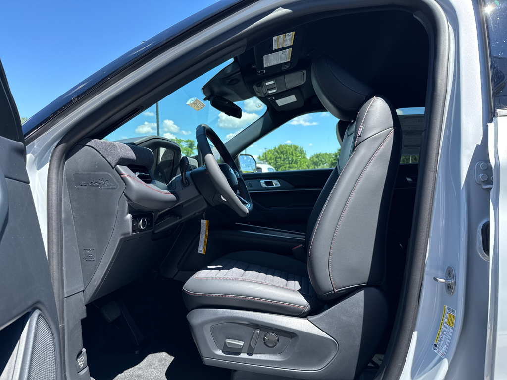 New 2026 Space White Metallic Ford ST-Line image 4