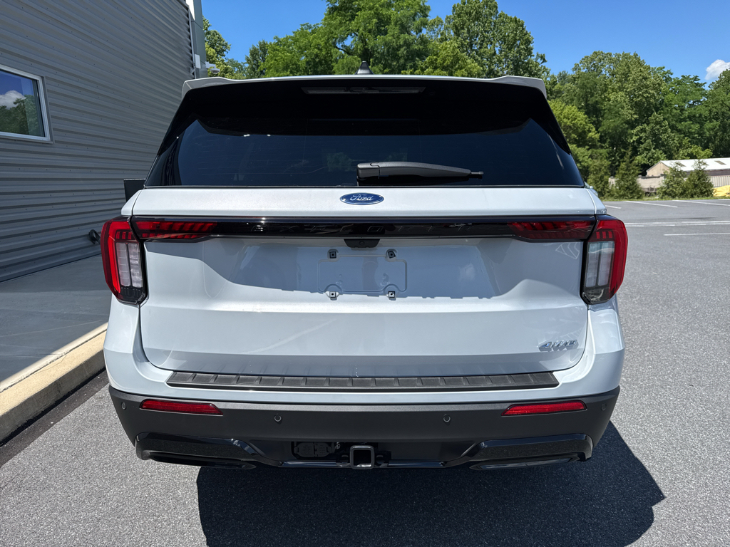 New 2026 Space White Metallic Ford ST-Line image 8