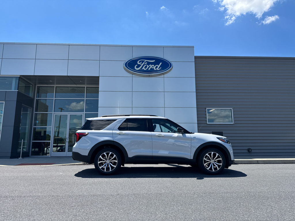 New 2026 Space White Metallic Ford ST-Line image 10