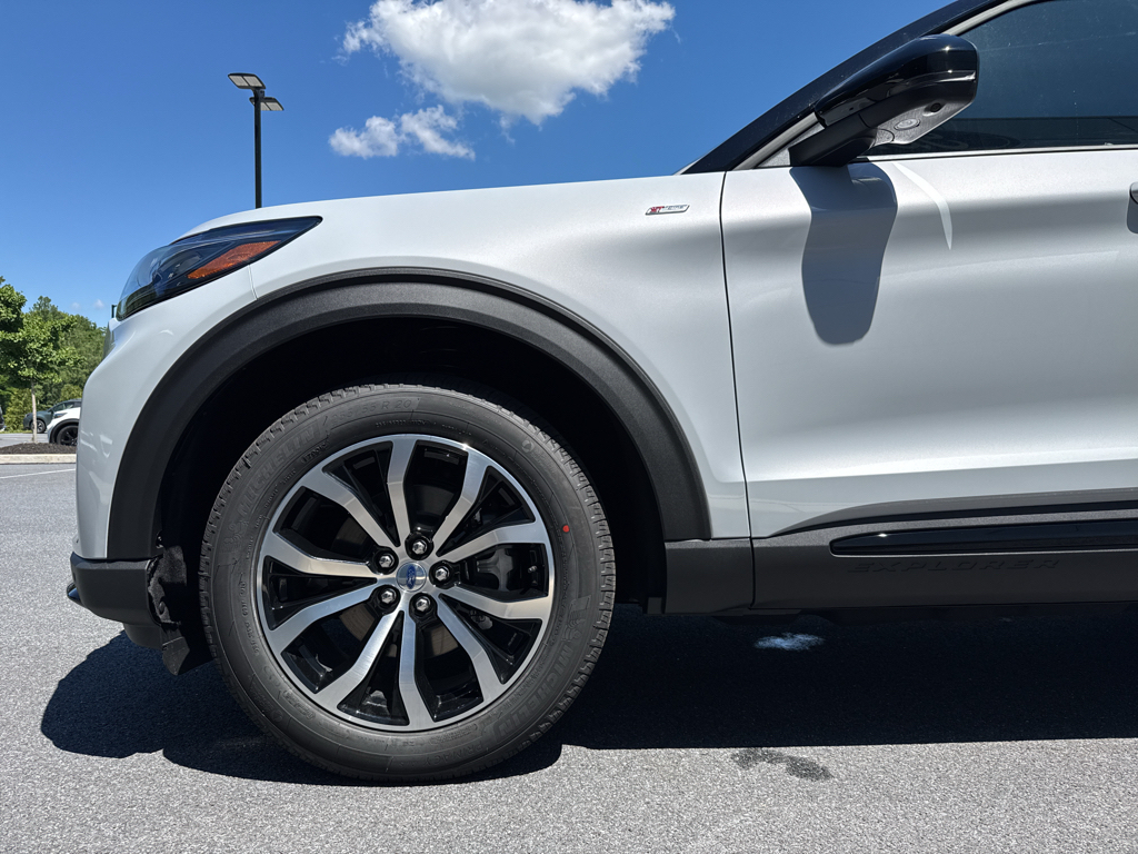 New 2026 Space White Metallic Ford ST-Line image 18