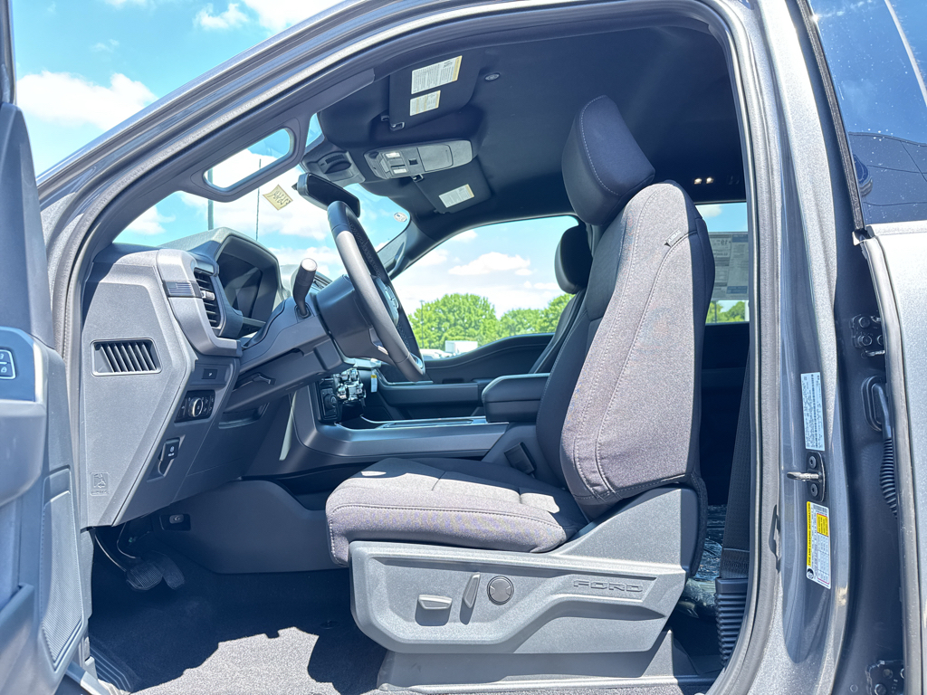New 2026 Carbonized Gray Metallic Ford XLT image 5