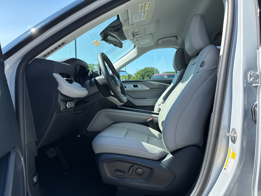 New 2026 Space White Metallic Ford Active image 5