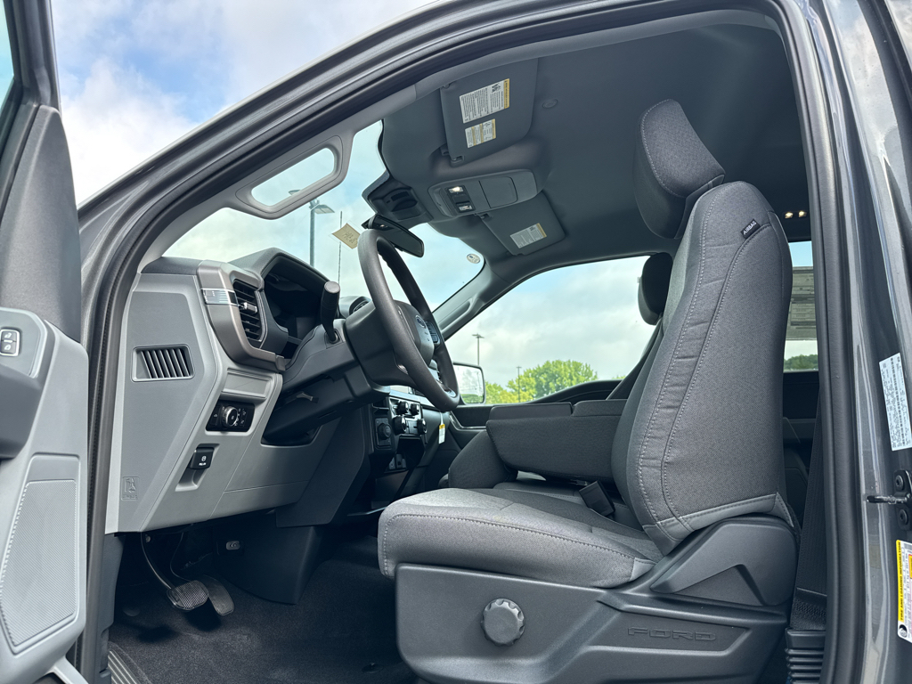 New 2026 Carbonized Gray Metallic Ford XLT image 5