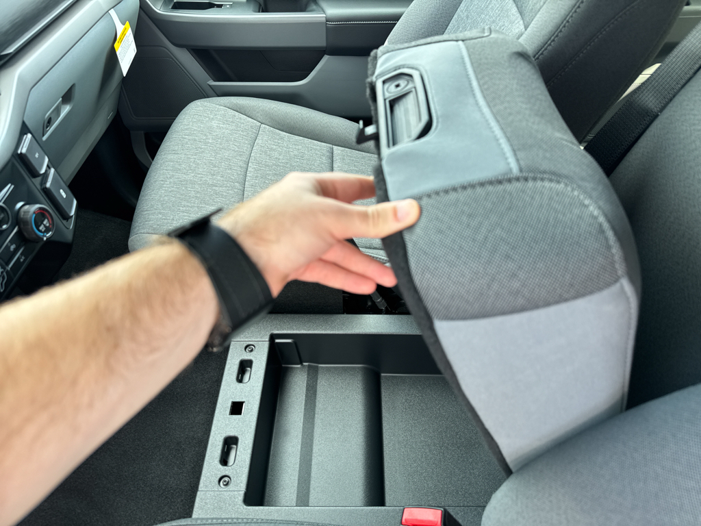 New 2026 Carbonized Gray Metallic Ford XLT image 7