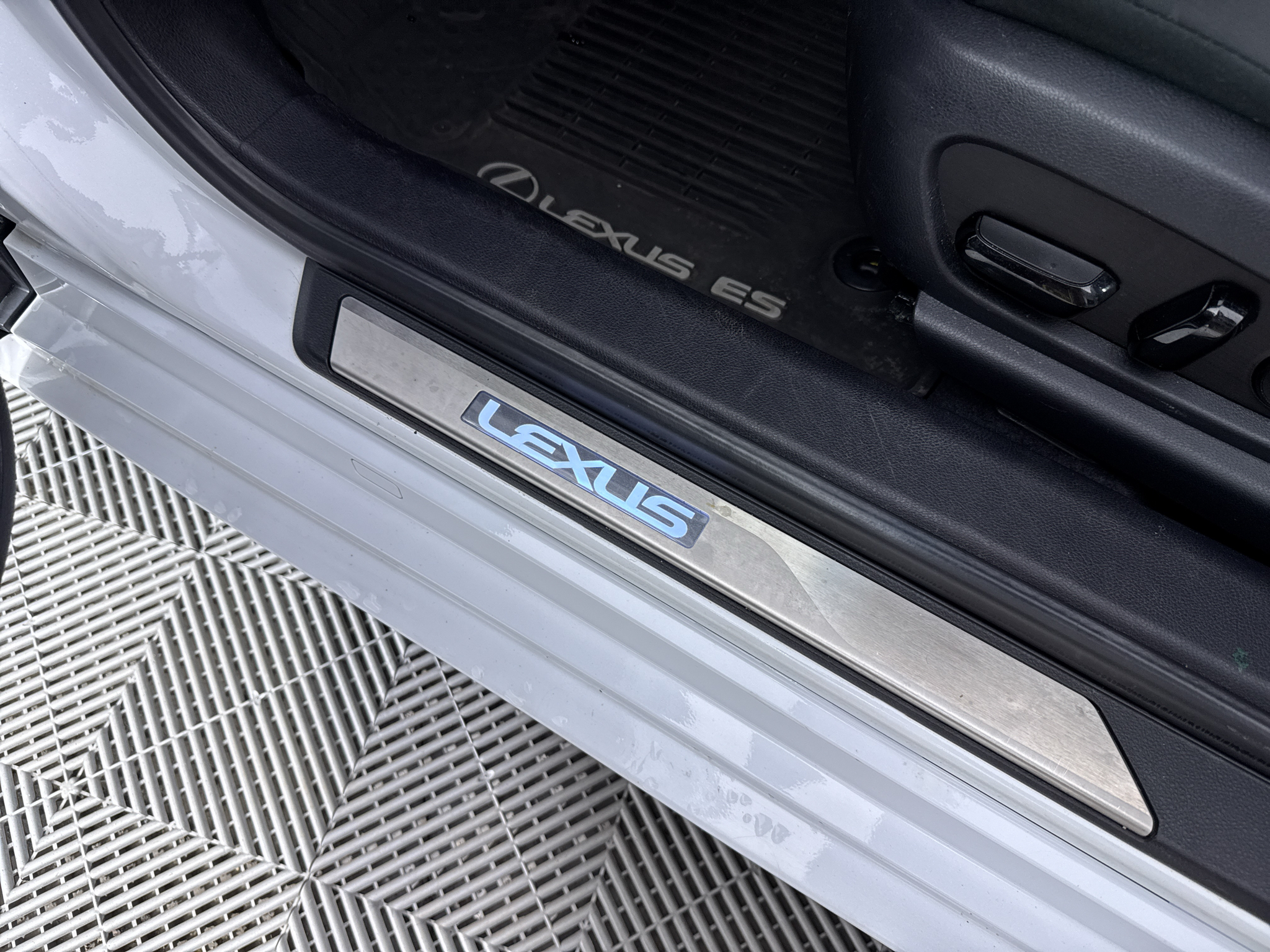 Used 2023 Ultra White Lexus F SPORT Handling image 27