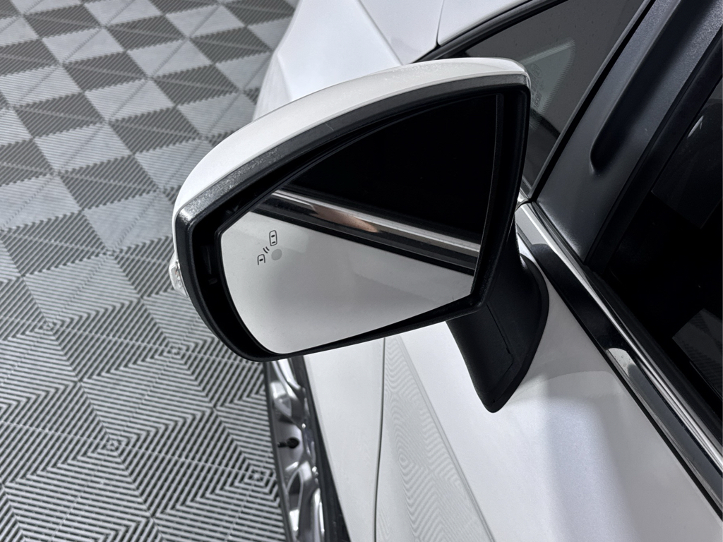 Used 2018 White Platinum Metallic Tri-Coat Ford Titanium image 23