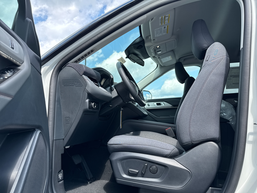 New 2026 Star White Met Tri-coat Ford Active image 4