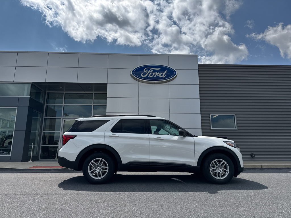 New 2026 Star White Met Tri-coat Ford Active image 10