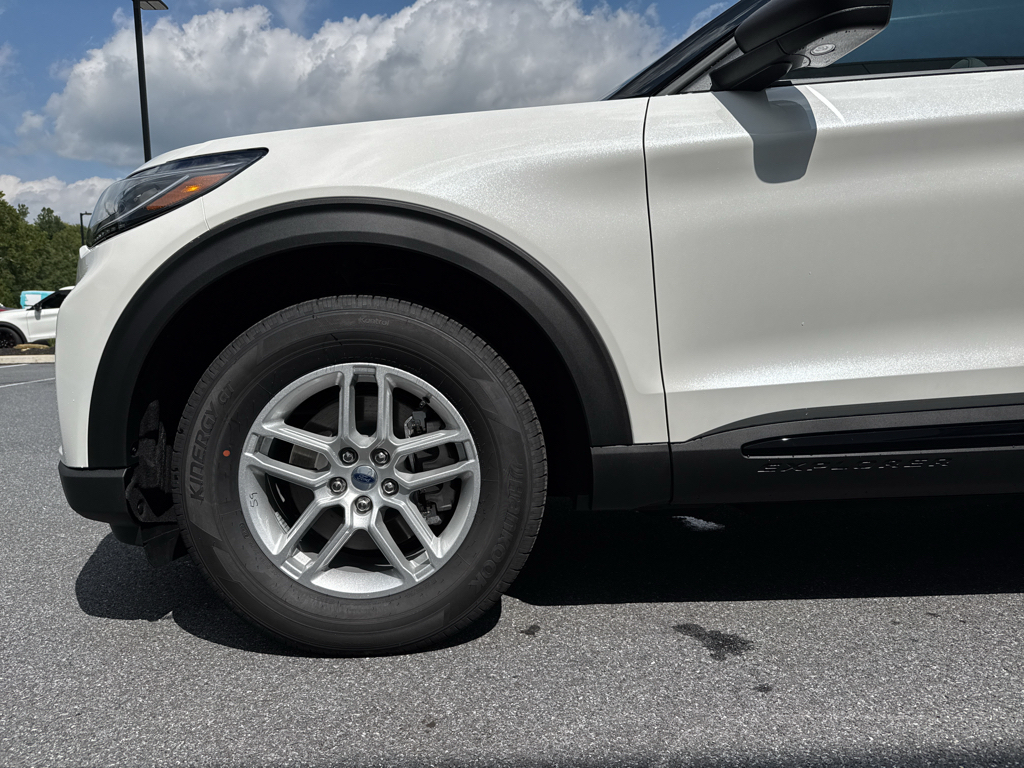 New 2026 Star White Met Tri-coat Ford Active image 18