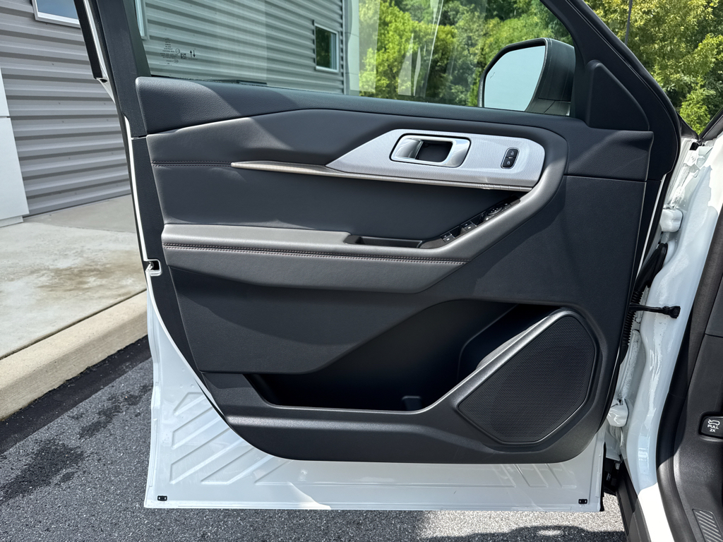 New 2026 Star White Met Tri-coat Ford Active image 24