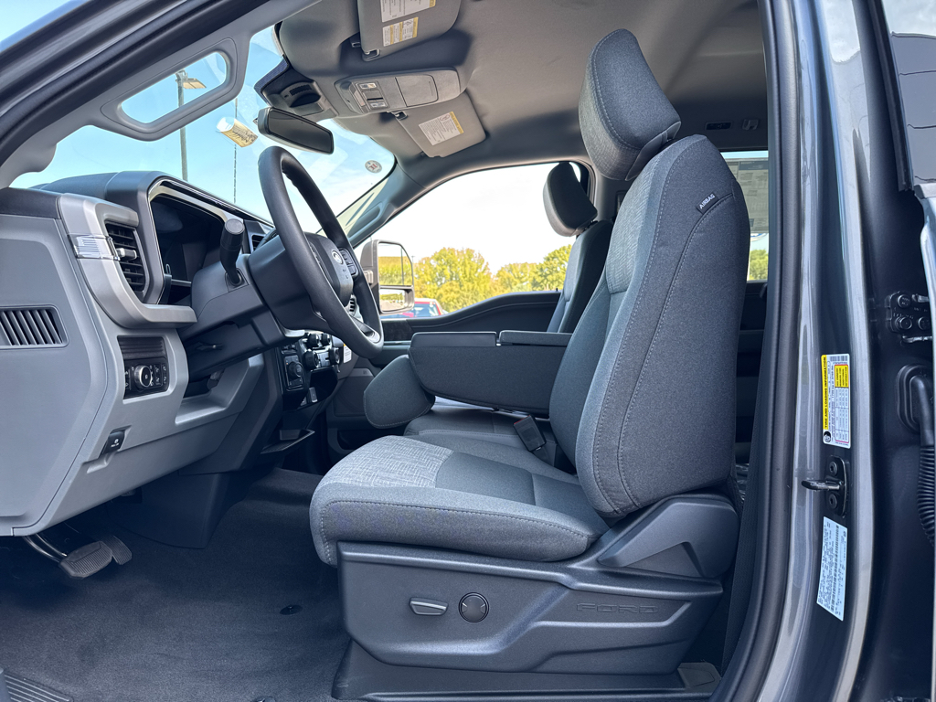 New 2026 Carbonized Gray Metallic Ford XLT image 5