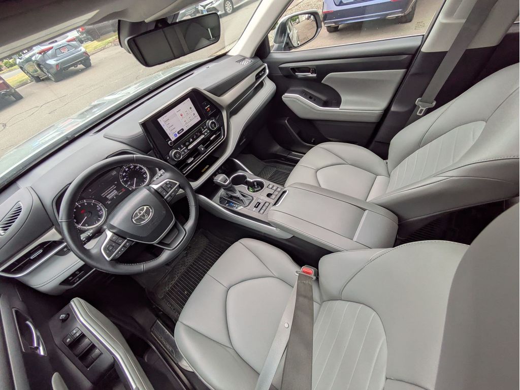 Used 2024 Toyota Highlander SUV
