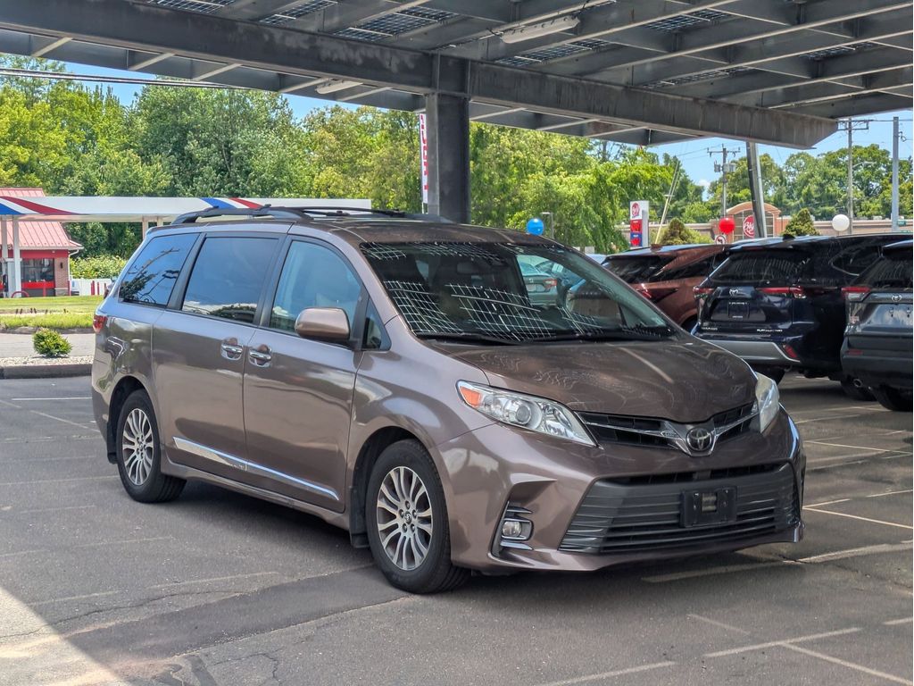 2018 Toyota Sienna XLE V6 8-Passenger's photo