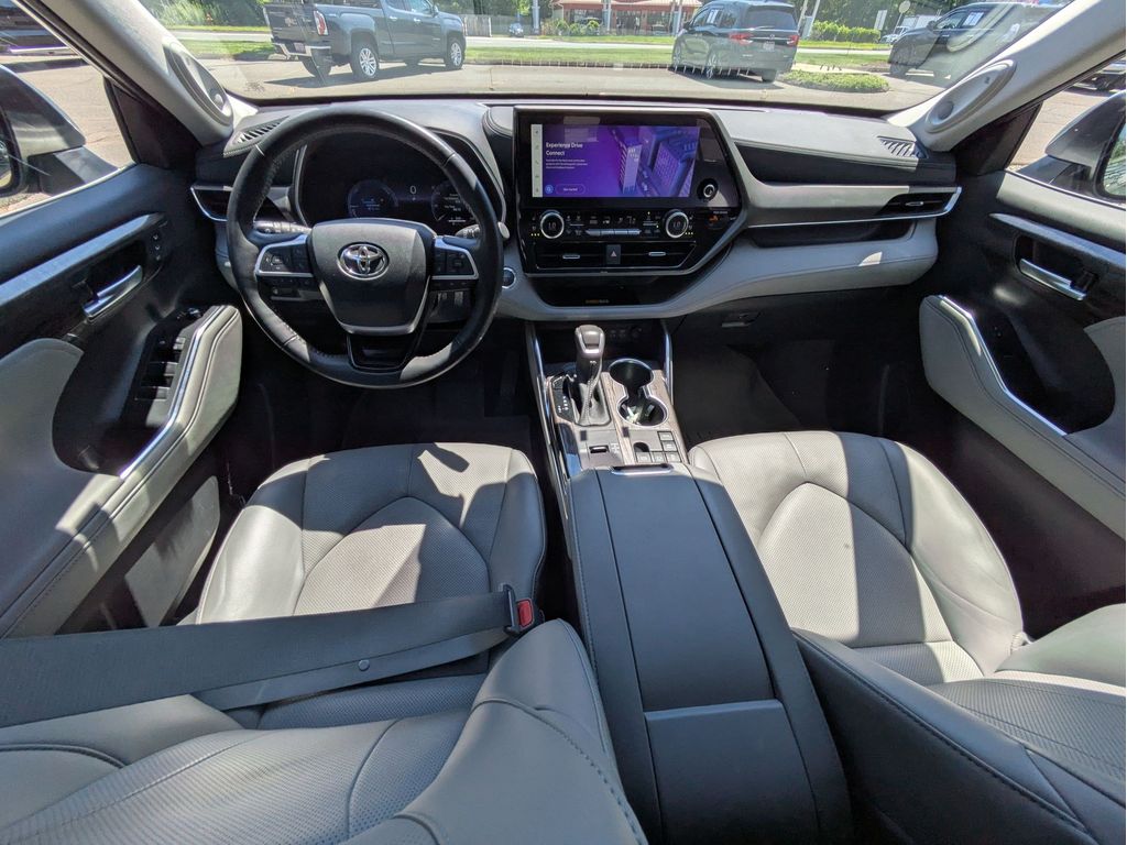 Used 2023 Toyota Highlander Hybrid SUV