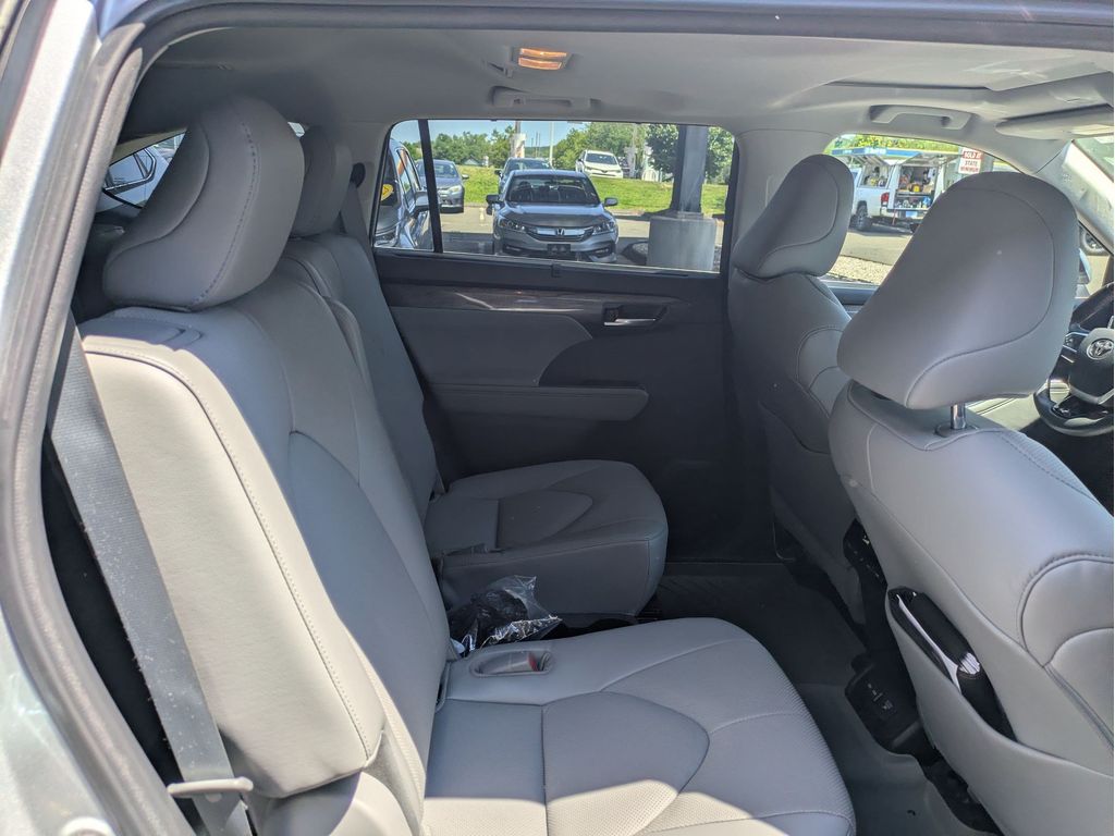 Used 2023 Toyota Highlander Hybrid SUV