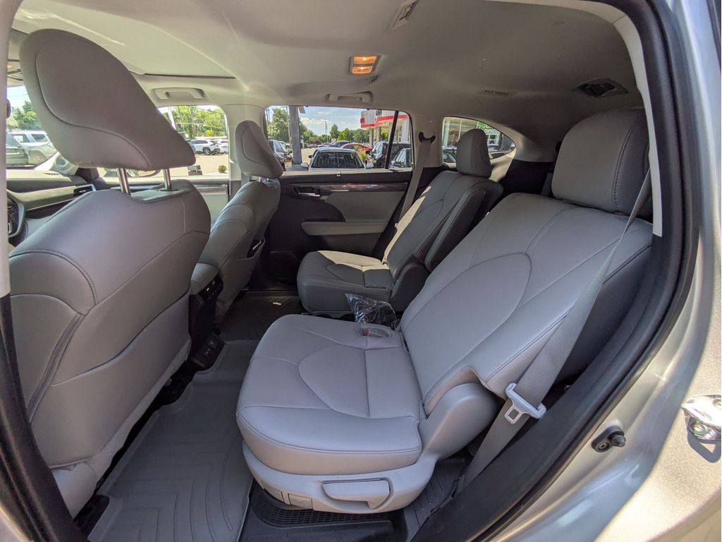 Used 2023 Toyota Highlander Hybrid SUV