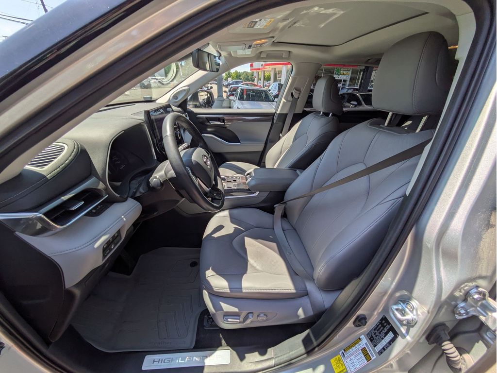 Used 2023 Toyota Highlander Hybrid SUV