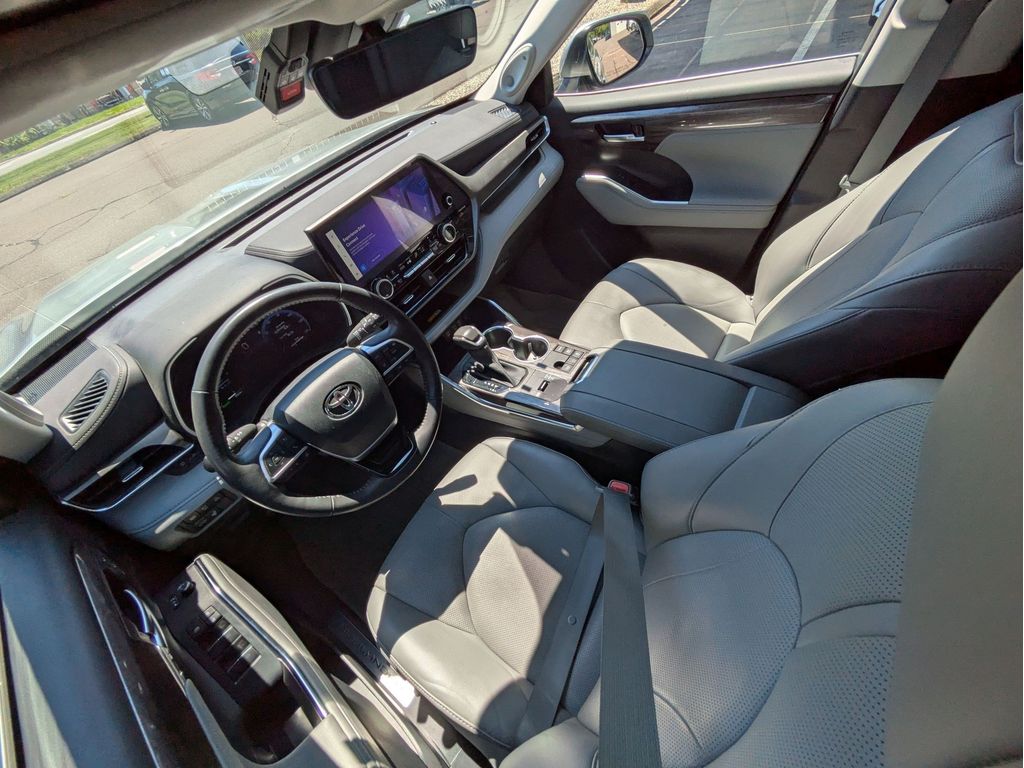 Used 2023 Toyota Highlander Hybrid SUV