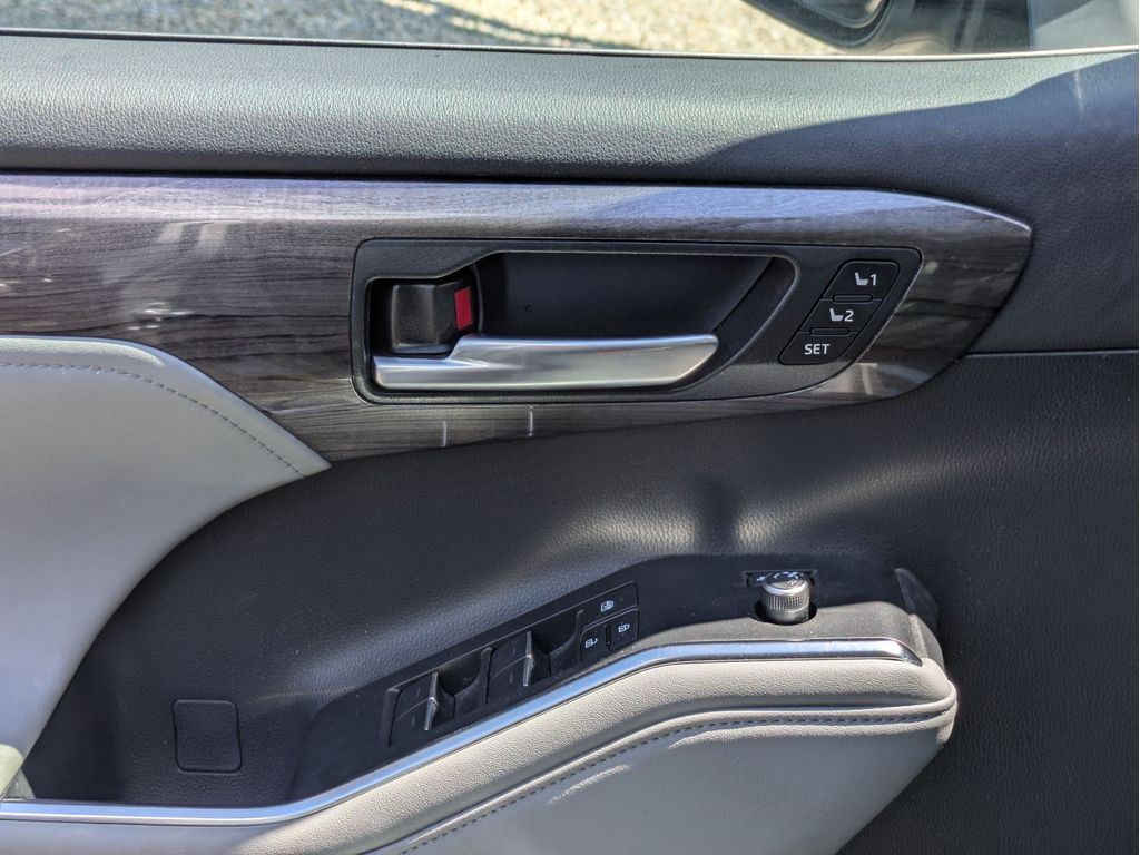Used 2023 Toyota Highlander Hybrid SUV
