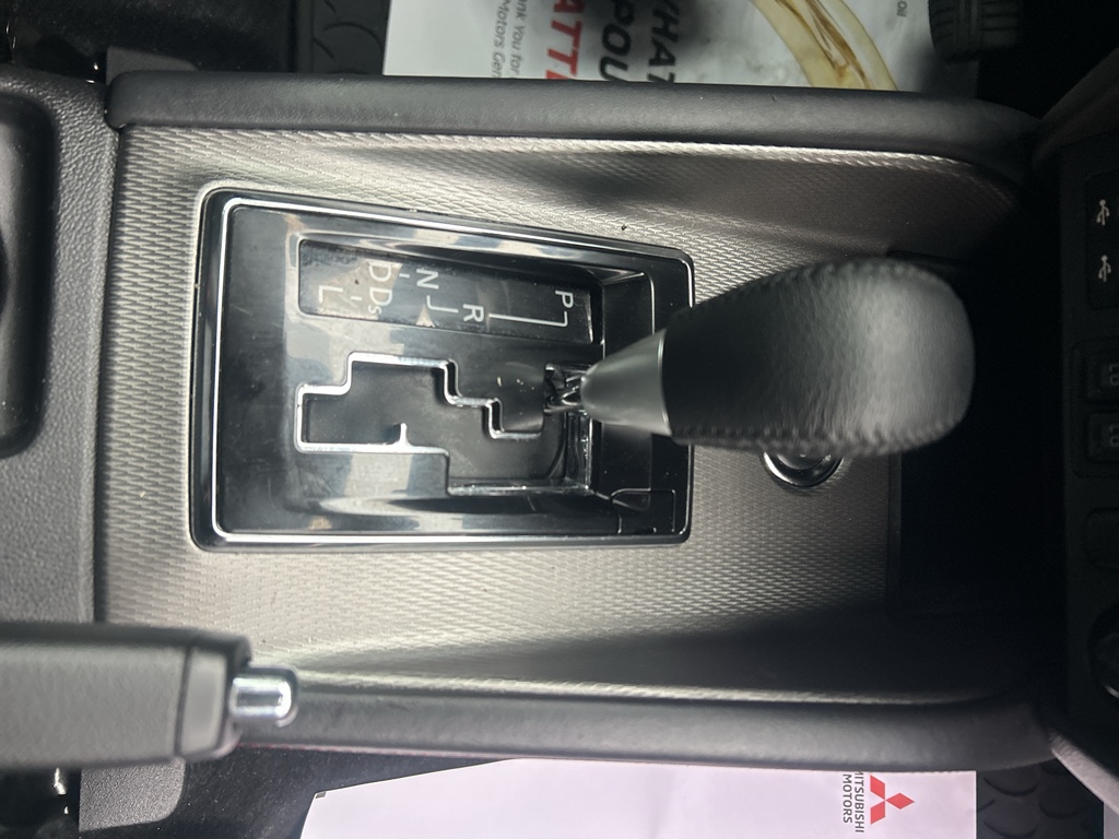 New 2025 Sunshine Orange Metallic Mitsubishi SE image 12