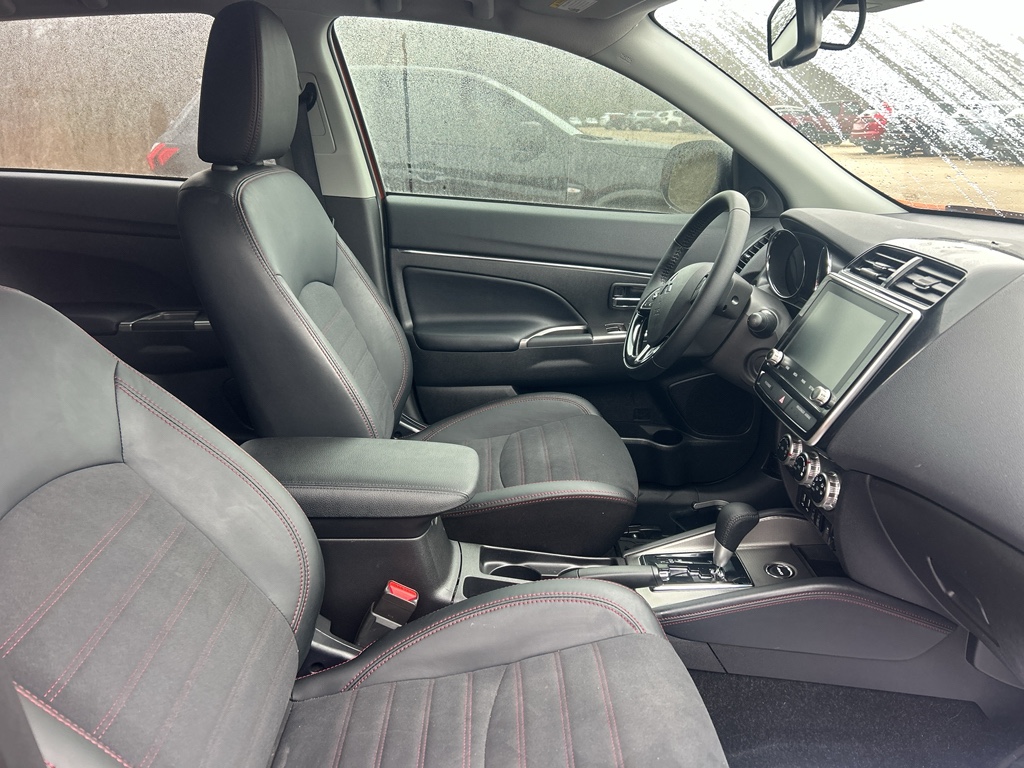 New 2025 Sunshine Orange Metallic Mitsubishi SE image 9