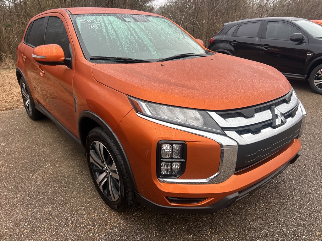 New 2025 Sunshine Orange Metallic Mitsubishi SE image 3