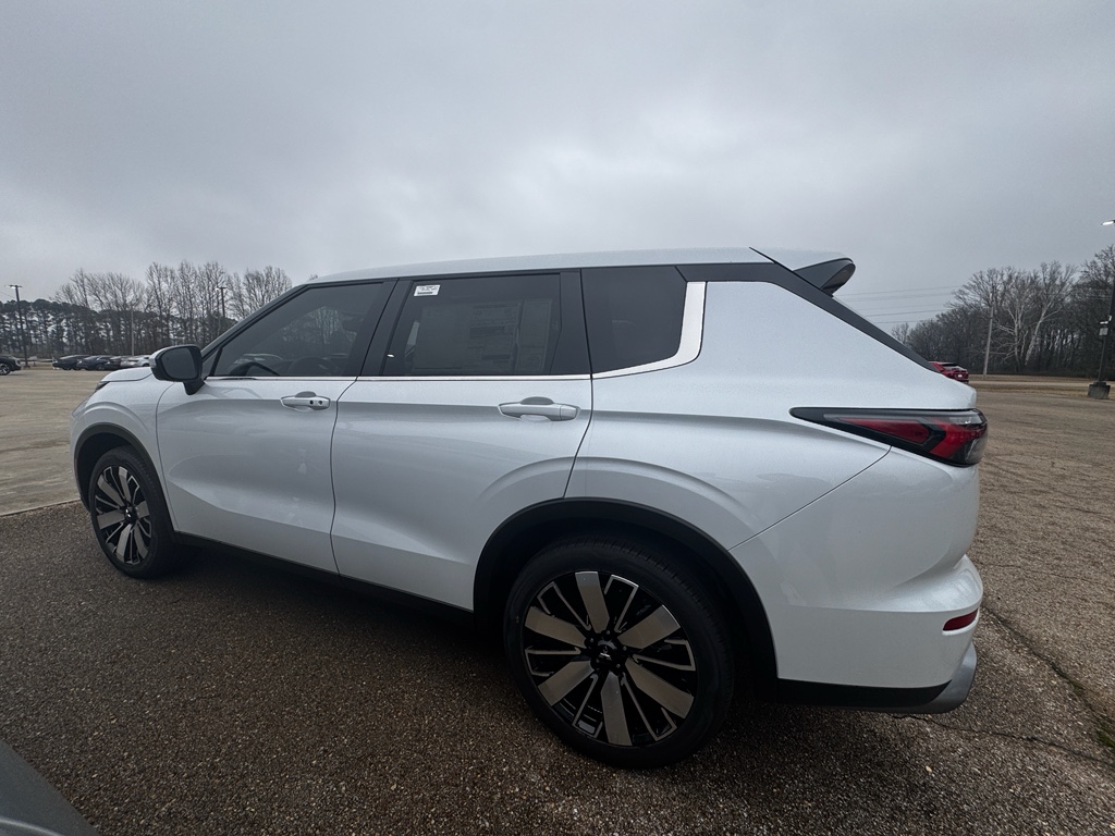 New 2026 White Diamond Mitsubishi SE image 8